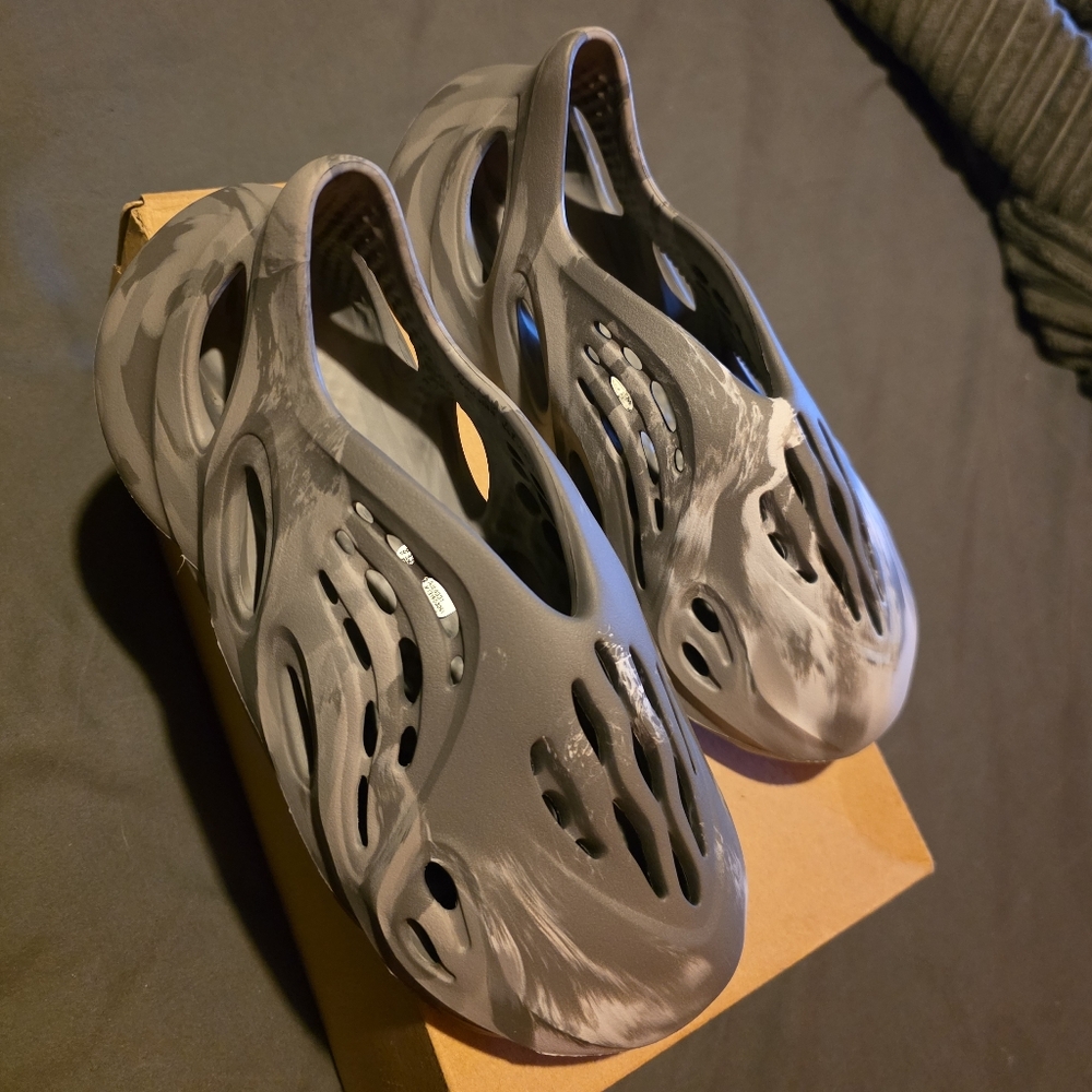 Yeezy Foam Runner Gray Marble Slip-On Kids Shoes - Picture 4 of 7
